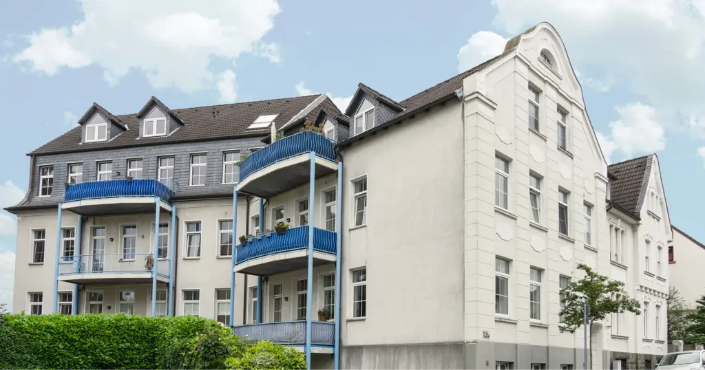 Foto zum Fonds ImmoChance Deutschland 12 Renovation Plus - Wohngebäude mit Balkonen, Altbau