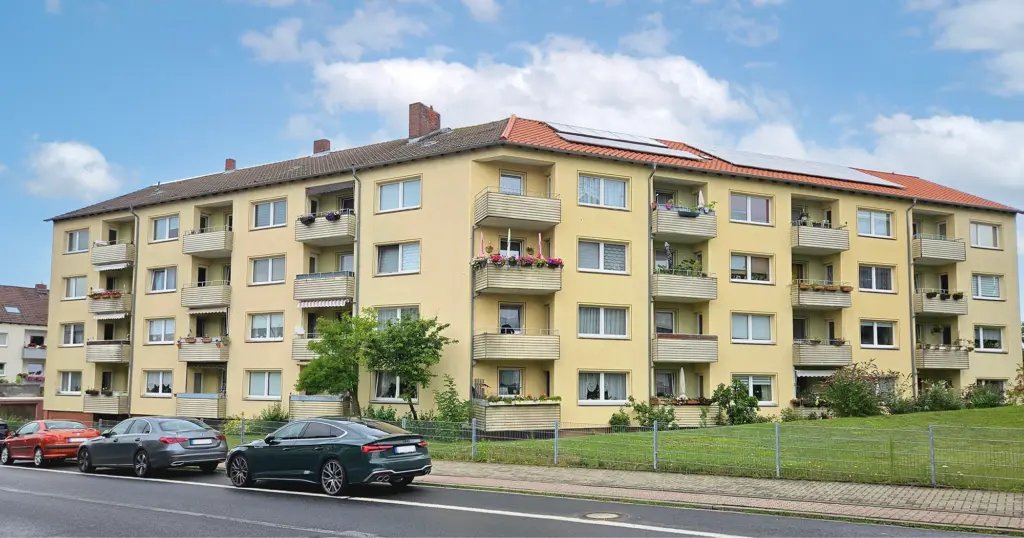 Foto zum Fonds ImmoChance Deutschland 12 Renovation Plus - Wohngebäude mit Balkonen und Fotovoltaik