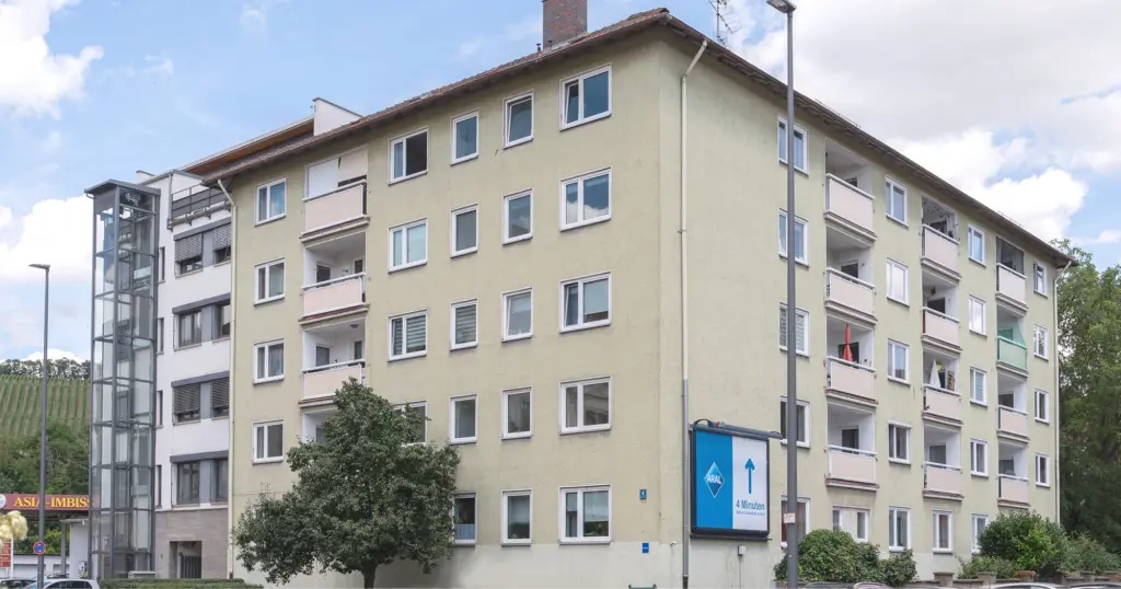 Foto zum Fonds ImmoChance Deutschland 12 Renovation Plus - Wohnblock mit Balkonen