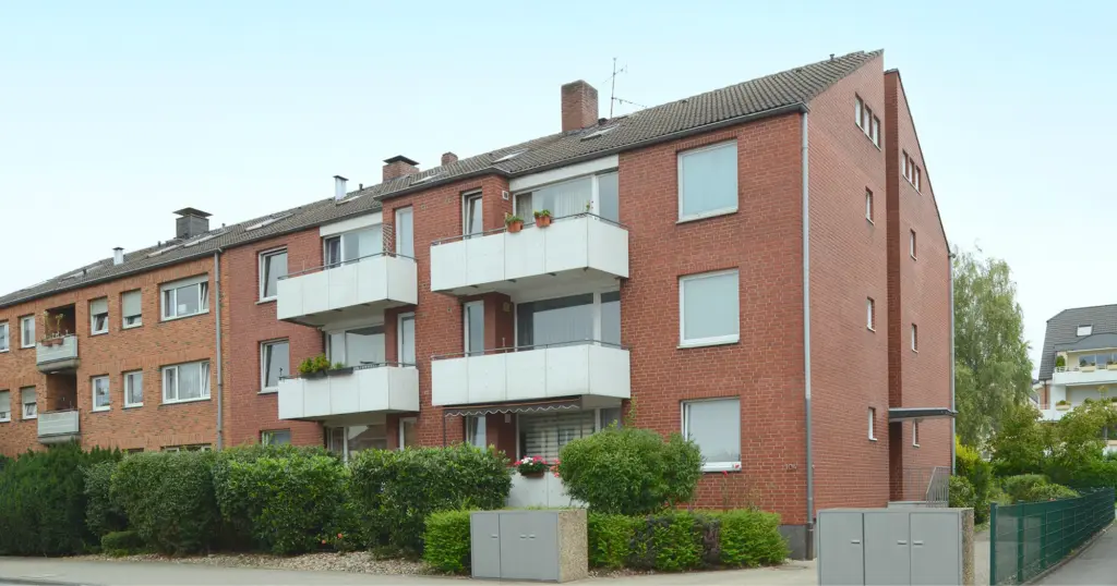 Foto zum Fonds ImmoChance Deutschland 5 Renovation Plus - Wohngebäude mit Balkon