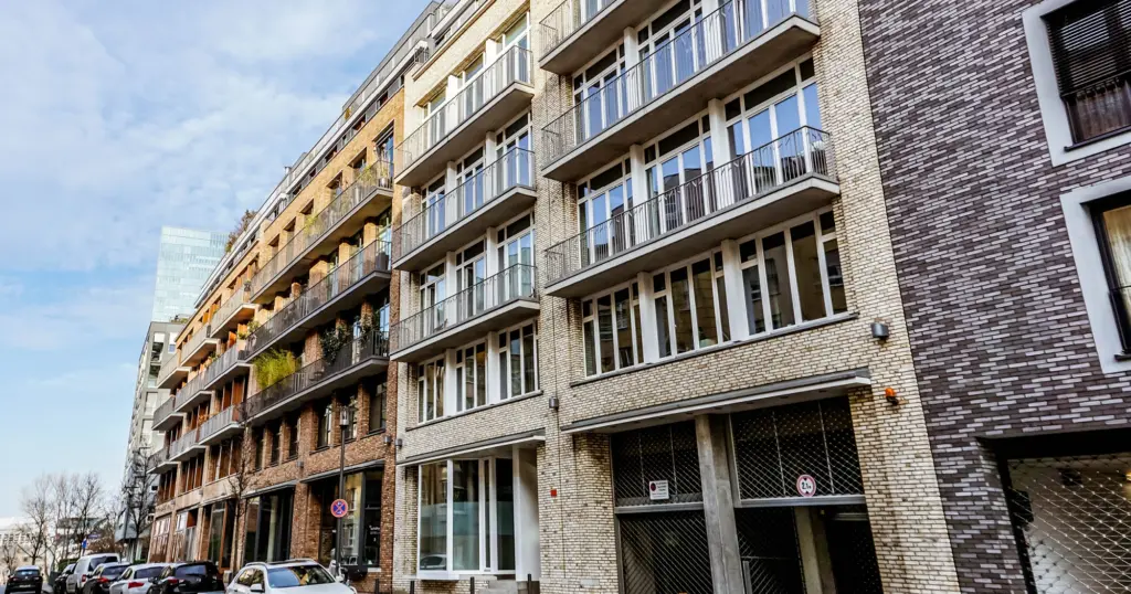 Foto zum Fonds ImmoChance Deutschland 8 Renovation Plus - Wohngebäude, Klinker mit Balkonen