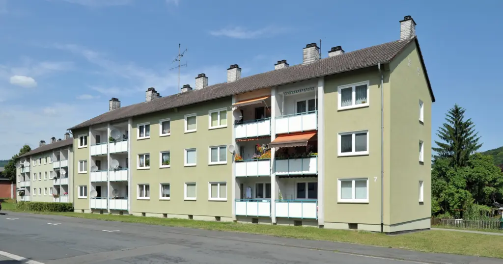 Foto zum Fonds ImmoChance Deutschland 8 Renovation Plus - Wohngebäude mit Balkonen