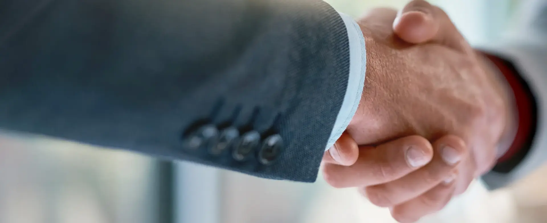 Handshake zweier Geschäftspartner