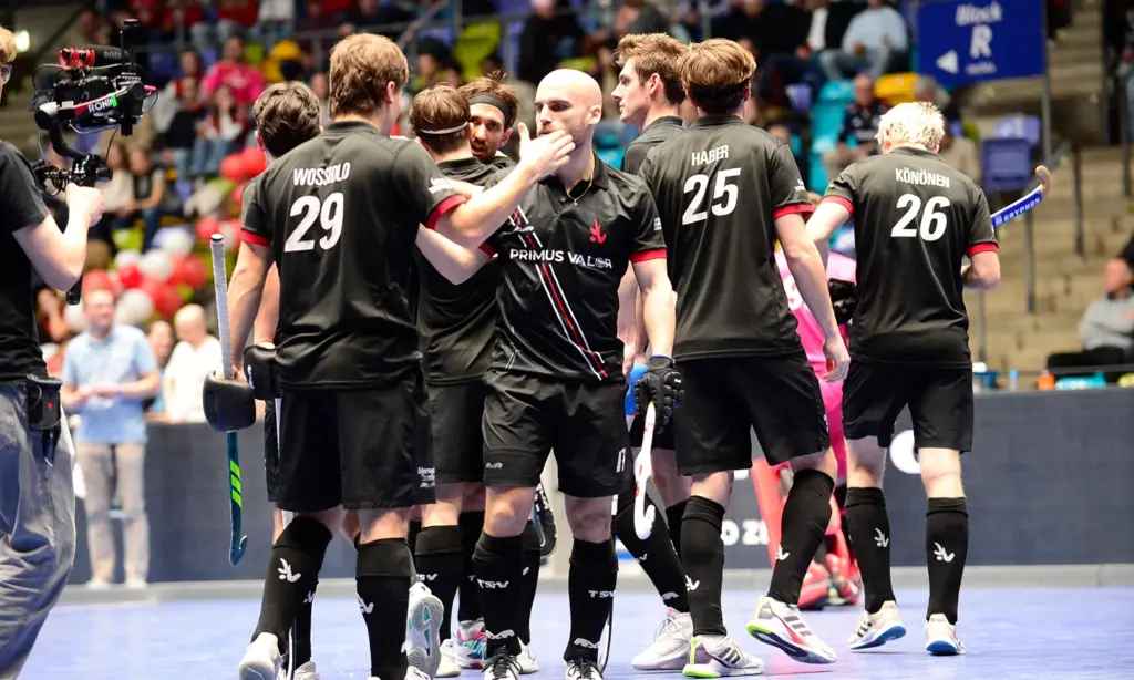 Spielbeginn, TSV Mannheim Hockey beim FINAL4 Event in Frankfurt